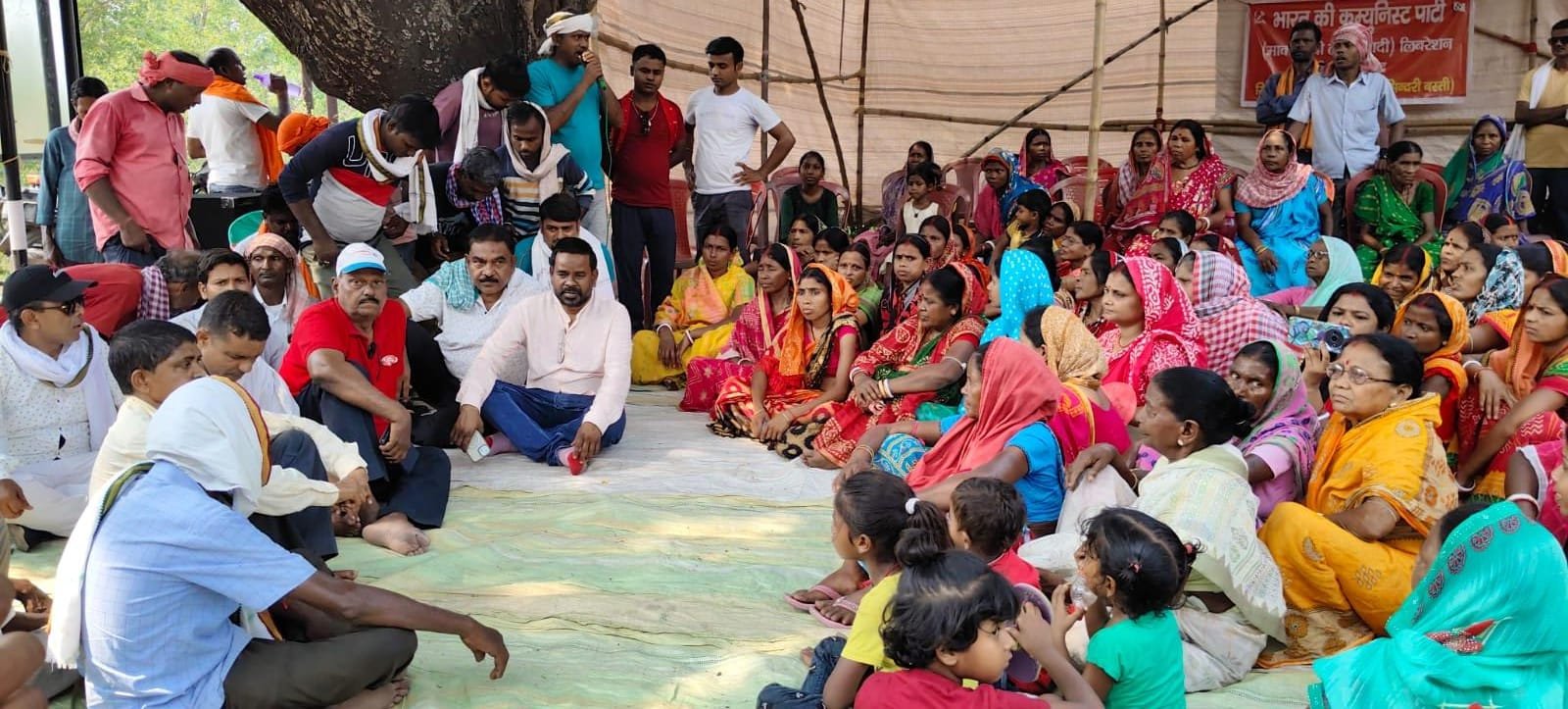 सिन्दरी बस्ती में धरना का दूसरा दिन: बढ़ता जनसैलाब, विधायक ने आंदोलन को तेज करने का आह्वान किया…