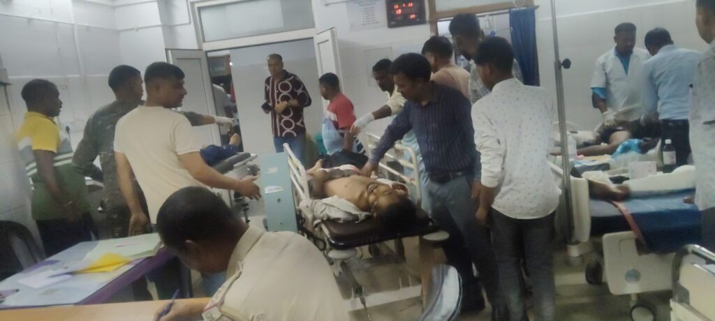 सरायकेला-टाटा मुख्य मार्ग पर भीषण सड़क दुर्घटना: पुलिसकर्मी समेत चार गंभीर रूप से घायल…
