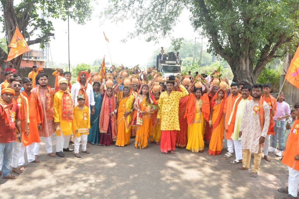 हर हर महादेव के जयघोष से गूंजा लोदना, शिवलिंग प्राण प्रतिष्ठा महायज्ञ हेतु निकली भव्य कलश यात्रा…