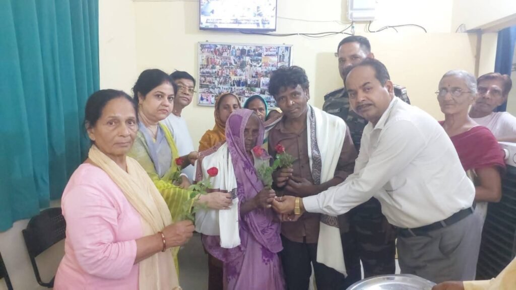 Humanity :सबलपुर ओल्ड ऐज होम से मां को घर ले गया बेटा, इंसानियत की भावुक मिसाल बनी घटना…