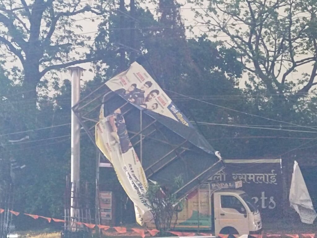 प्रभातम मॉल के समीप बड़ा हादसा टला, अचानक गिरा होर्डिंग स्टैंड…