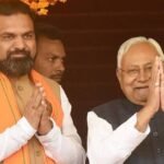 नीतीश कुमार ने इस्तीफे के बाद सम्राट चौधरी को पहनाई माला, नए CM के रूप में दी बधाई…