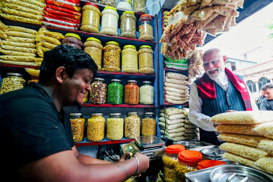 प्रधानमंत्री मोदी का ‘झालमुड़ी स्टॉप’: झाड़ग्राम के छोटे स्टॉल पर बड़ा सरप्राइज़…
