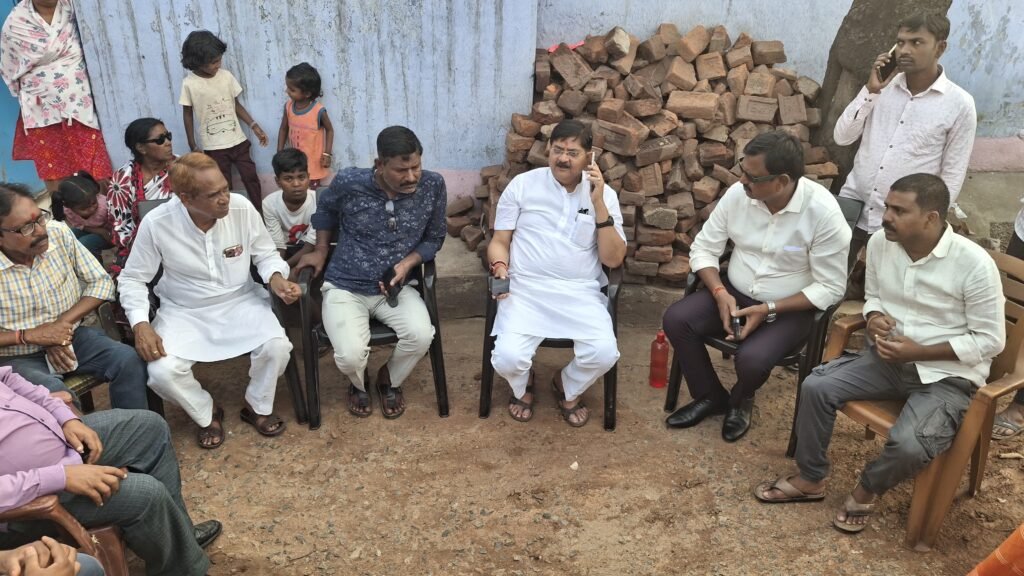 “खदानों से संवेदना के स्वर” पुस्तक प्रकाशन के 20 वर्ष पूर्ण होने पर लेखिका प्रीति पूजा एवं परिवार को धनबाद विधायक राज सिन्हा जी ने दी बधाई…