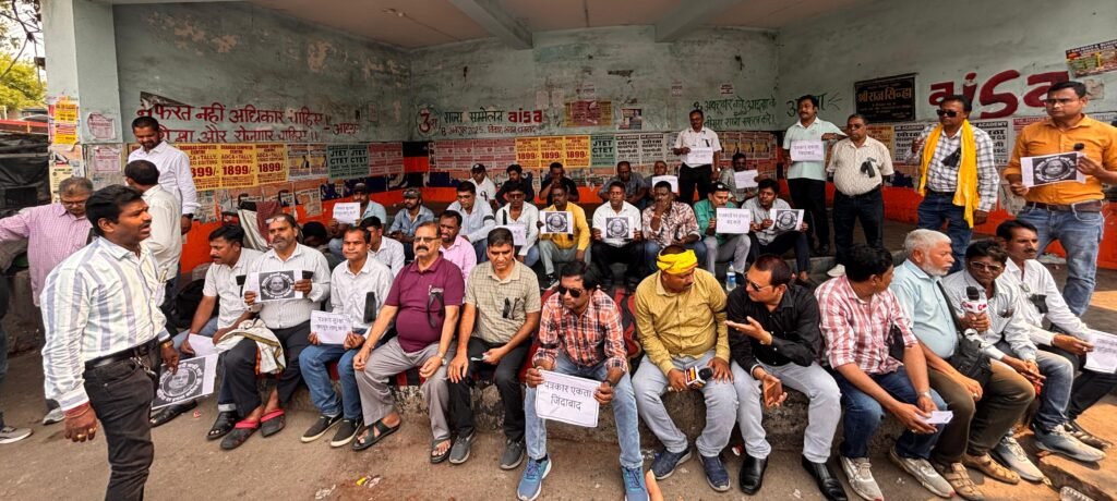 धनबाद प्रेस क्लब के पत्रकारों ने डॉ इरफान अंसारी के समर्थकों द्वारा पत्रकार पिटाई मामले को ले किया विरोध प्रदर्शन…