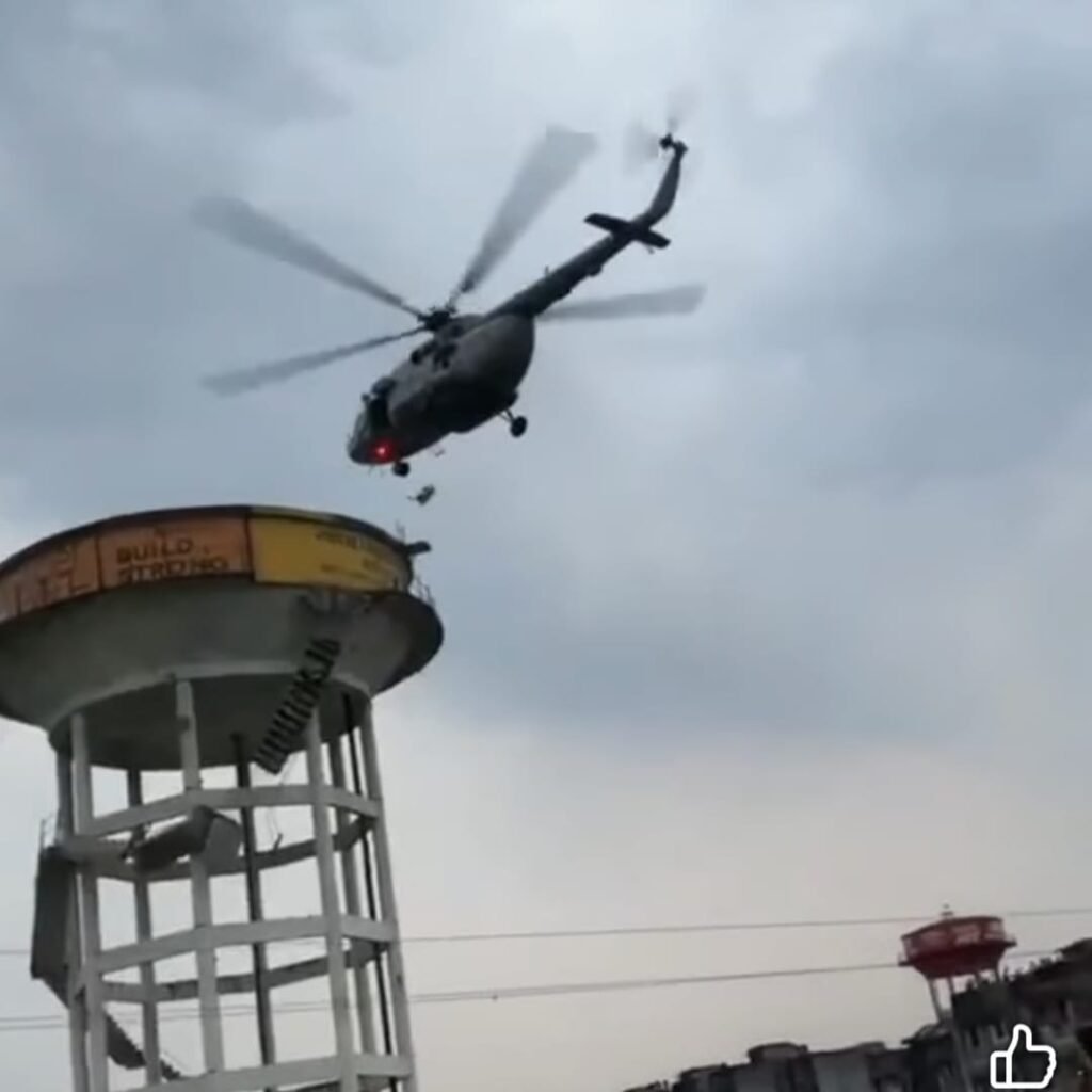 यूपी में एयरफोर्स ने पानी की टंकी पर 16 घंटे से फंसे दो बच्चे को MI 17 हेलीकॉप्टर से रेस्क्यु कर बचाया..रिल के चक्कर में चढ़े थे ऊपर ,तभी सीढ़ी धराशाही हो गई..