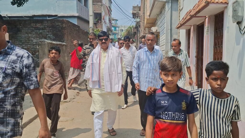 “विधायक आपके द्वार” कार्यक्रम के तहत धनबाद विधायक राज सिन्हा ने बरमसिया शक्तिनगर क्षेत्र का किया निरीक्षण…