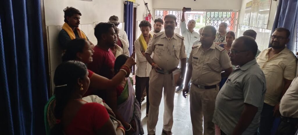 बाघमारा सामुदायिक स्वास्थ्य केंद्र में नवजात की मौत के बाद हंगामा, स्वास्थ्य व्यवस्था पर उठे सवाल…