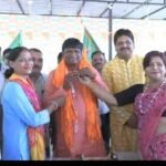 बंगाल में बीजेपी की बढ़त पर धनबाद में जश्न, सांसद ढुल्लू महतो ने बांटी मिठाई…