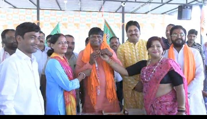 बंगाल में बीजेपी की बढ़त पर धनबाद में जश्न, सांसद ढुल्लू महतो ने बांटी मिठाई…