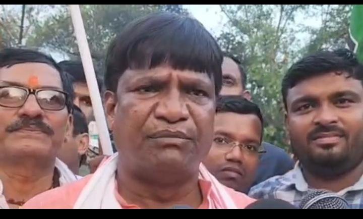 पांच राज्यों के रुझानों में भाजपा आगे, धनबाद में जश्न— सांसद ढुल्लु महतो ने आतिशबाजी व झालमुड़ी के साथ मनाई खुशी..