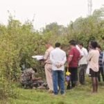 नेशनल हाईवे किनारे झाड़ियों में मिला अज्ञात युवक का शव, हाथ पर सांप काटने के निशान से रहस्य गहराया…