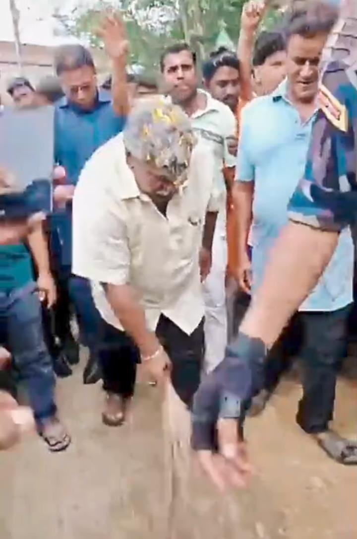 झाड़ू हाथ में लेकर सफाई अभियान पर निकले भाजपा विधायक जितेंद्र तिवारी…