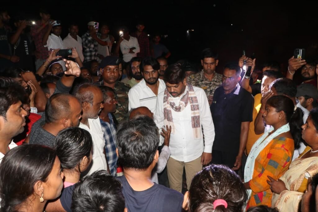 डुहाटांड युवक हत्याकांड : बारामासिया पुल जाम, महापौर संजीव सिंह ने परिजनों से मिल दिया न्याय का भरोसा…