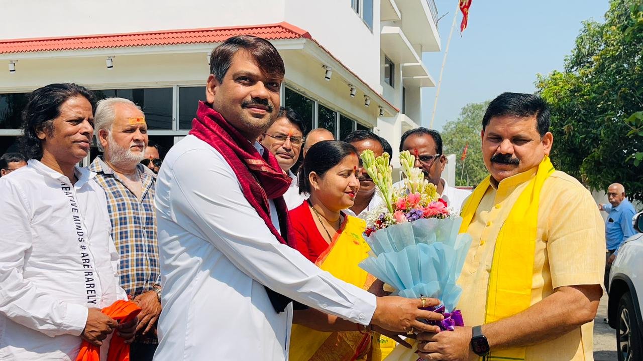 सिंह मेंशन पहुंचे केंद्रीय मंत्री सतीश चंद्र दुबे, रागिनी सिंह व मेयर संजीव सिंह ने किया स्वागत…