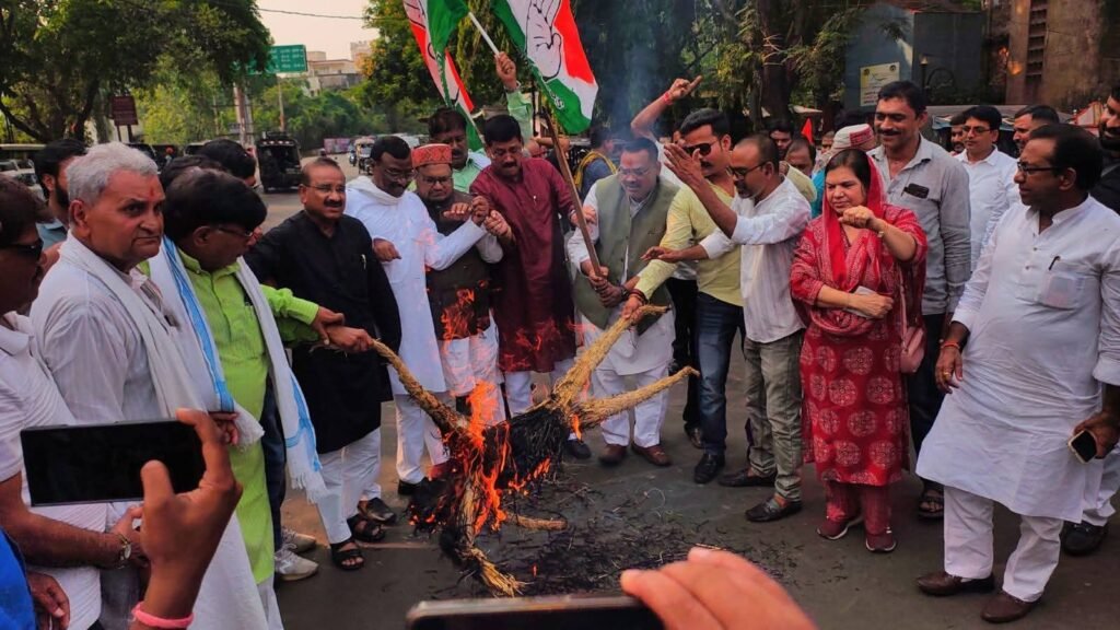 मंहगाई के विरोध में कांग्रेस नेताओं ने पीएम का पुतला दहन किया..