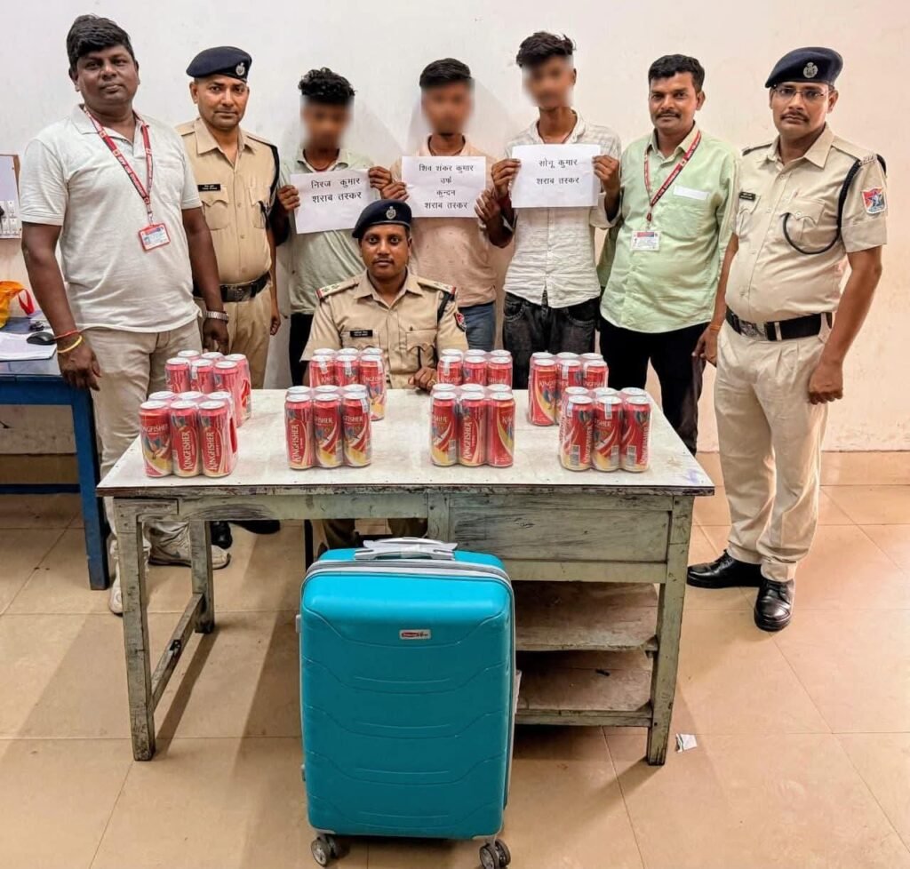 धनबाद स्टेशन पर आरपीएफ ने तीन शराब तस्करों के साथ किया 24 लीटर बीयर जब्त…