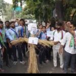 क्लस्टर सिस्टम के विरोध में आजसू छात्र संघ का प्रदर्शन, मुख्यमंत्री का पुतला दहन…