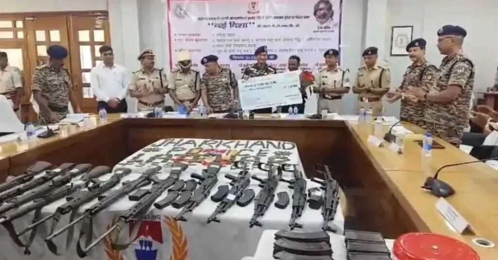 झारखंड में नक्सलवाद को बड़ा झटका: 27 उग्रवादियों ने किया सरेंडर, 33 लाख के इनामी नक्सली भी शामिल…