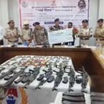 झारखंड में नक्सलवाद को बड़ा झटका: 27 उग्रवादियों ने किया सरेंडर, 33 लाख के इनामी नक्सली भी शामिल…
