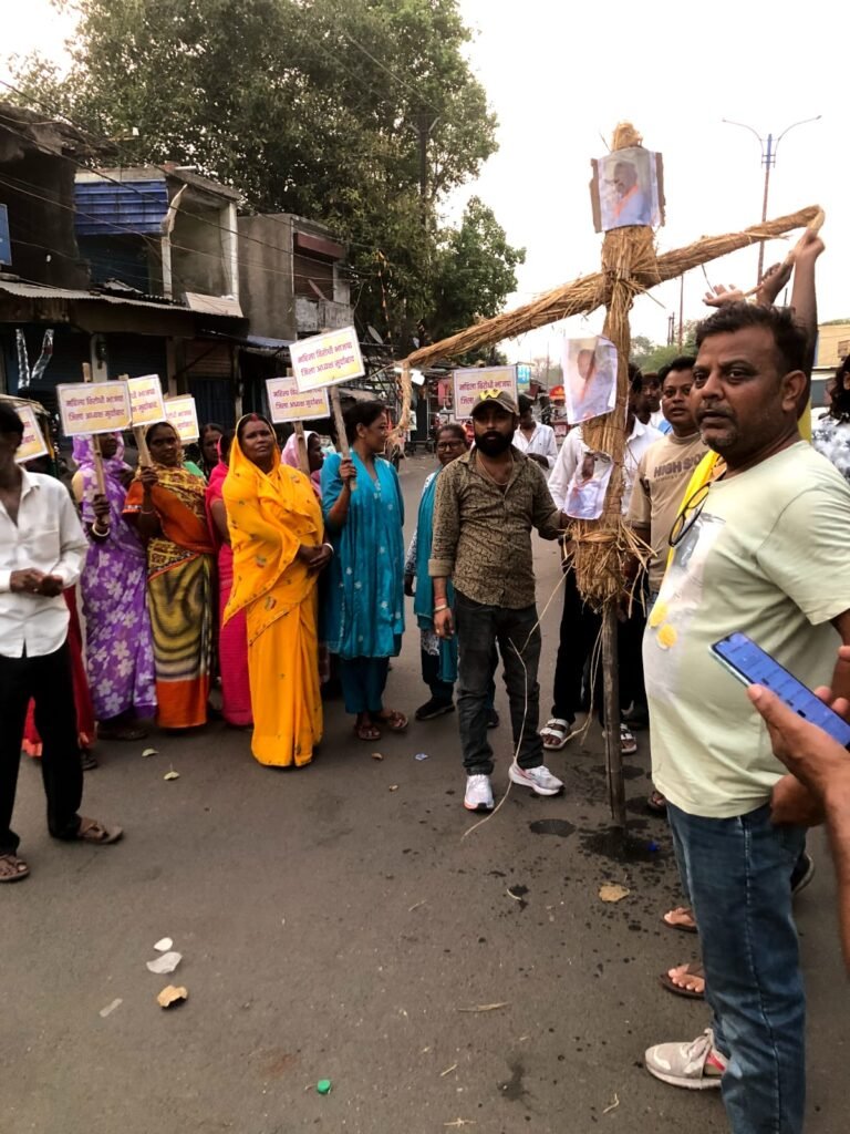 झरिया विधायक रागिनी सिंह के समर्थन में केंदुआ में महिलाओं और युवाओं का फूटा आक्रोश, श्रवण राय का पुतला दहन…
