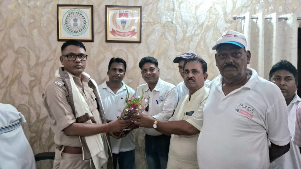 सिंदरी में नवपदस्थापित एसडीपीओ प्रकाश चंद्र महतो का स्वागत, शांति एवं कानून व्यवस्था को लेकर सौंपा गया ज्ञापन…