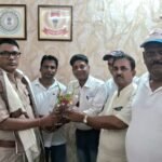 सिंदरी में नवपदस्थापित एसडीपीओ प्रकाश चंद्र महतो का स्वागत, शांति एवं कानून व्यवस्था को लेकर सौंपा गया ज्ञापन…