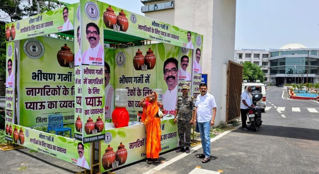 आम नागरिकों के लिए समाहरणालय के मुख्य द्वार, परिसर, सभी फ्लोर पर की गई शीतल पेयजल की व्यवस्था…