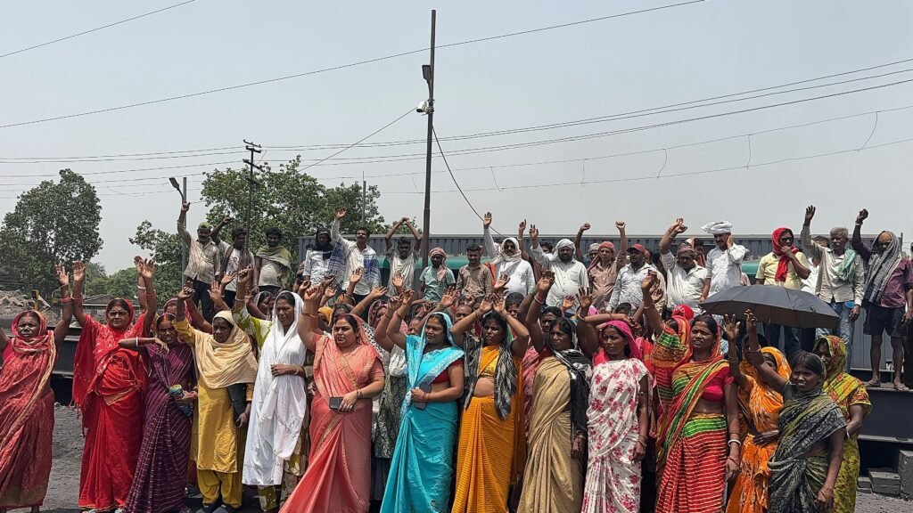 धनबाद नगर निगम वार्ड 33 की पार्षद मेनका सिंह ओर युवा बेरोजगार मंच के तले ग्रामीणों ने पानी बिजली की समस्या को लेकर बीसीसीएल प्रबंधन खिलाफ किया विरोध प्रदर्शन…