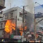 बड़ा गुरुद्वारा के समीप चौधरी स्वीट्स में लगी आग, लाखों की संपत्ति जलकर राख…