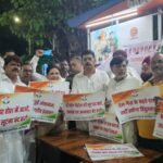 पेट्रोल डीजल की महंगाई के विरोध में कांग्रेस नेताओं का प्रदर्शन…