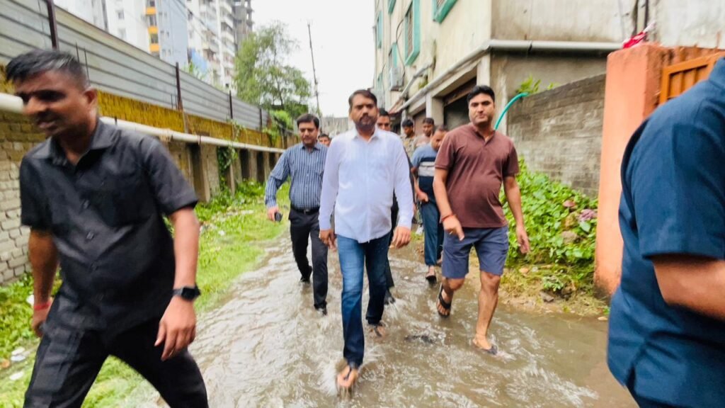 “बारिश बनी आफत तो मैदान में उतरे मेयर संजीव सिंह, जलजमाव से लेकर सड़क बाधा तक खुद संभाला मोर्चा”…