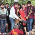 युवा संघर्ष मोर्चा ने सेवा कार्य के एक वर्ष पूरे होने पर असहाय लोगों के बीच बांटे भोजन और छाते…
