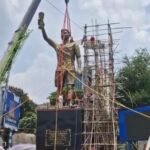 लेक टाउन की 44 फुट की मेस्सी की मूर्ति क्रेन से उतारी गई…