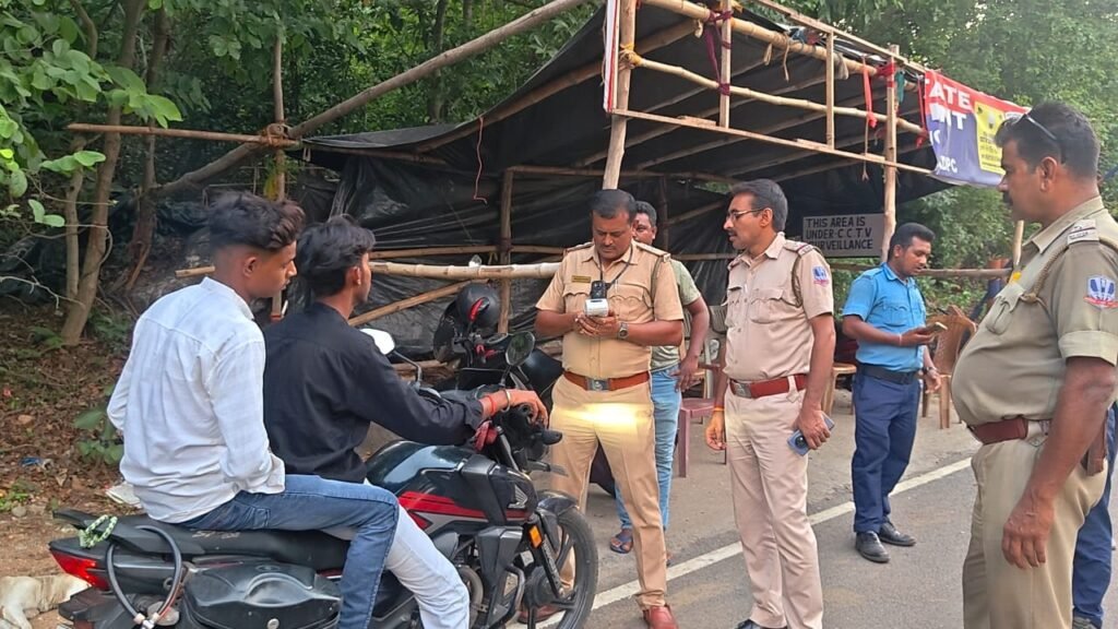 हेलमेट के बिना बाइक चलाने वालों के खिलाफ सख्त कार्रवाई, बंगाल-झारखंड सीमा पर पुलिस और ट्रैफिक का संयुक्त अभियान…