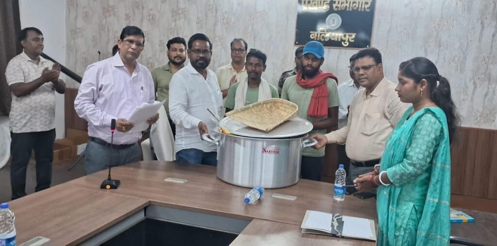 सिंदरी विधायक चन्द्रदेव महतो ने जाहेर थान व सरना स्थल के लिए वितरित की पूजन सामग्री, ग्रामीणों में खुशी