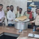 सिंदरी विधायक चन्द्रदेव महतो ने जाहेर थान व सरना स्थल के लिए वितरित की पूजन सामग्री, ग्रामीणों में खुशी
