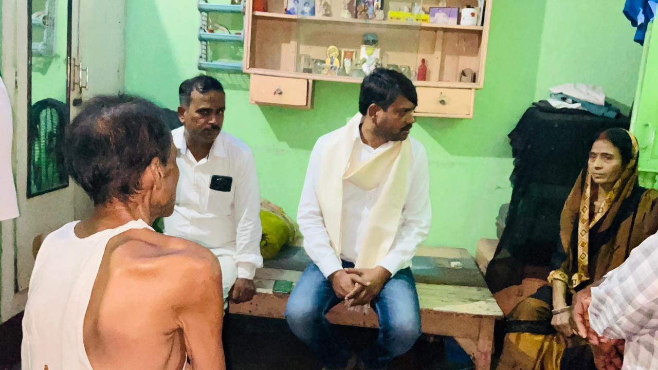 बीमार ललन गुप्ता से मिलने पहुंचे मेयर संजीव सिंह, इलाज में हरसंभव मदद का दिया आश्वासन