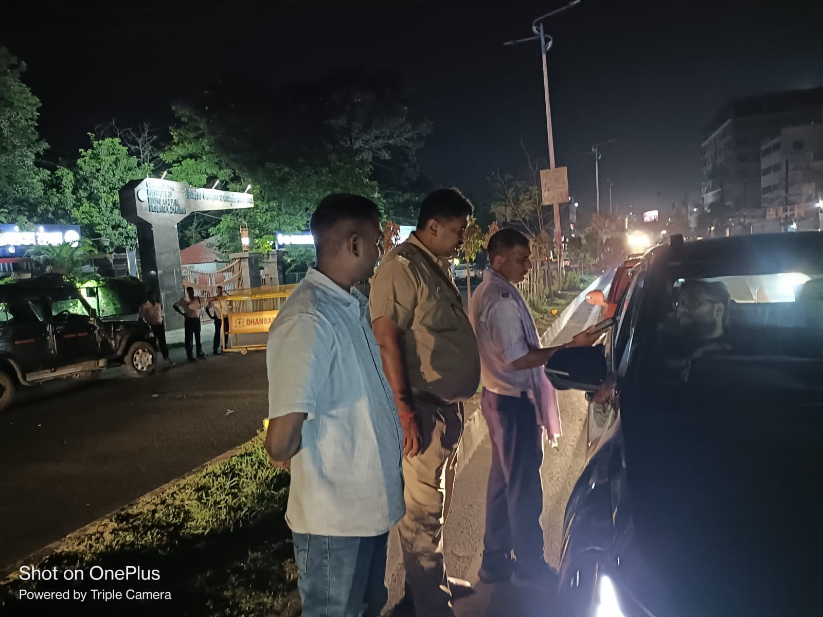 सीएमआरआई गेट के पास देर रात ड्रंक एंड ड्राइव के खिलाफ विशेष अभियान, 8 वाहन जब्त