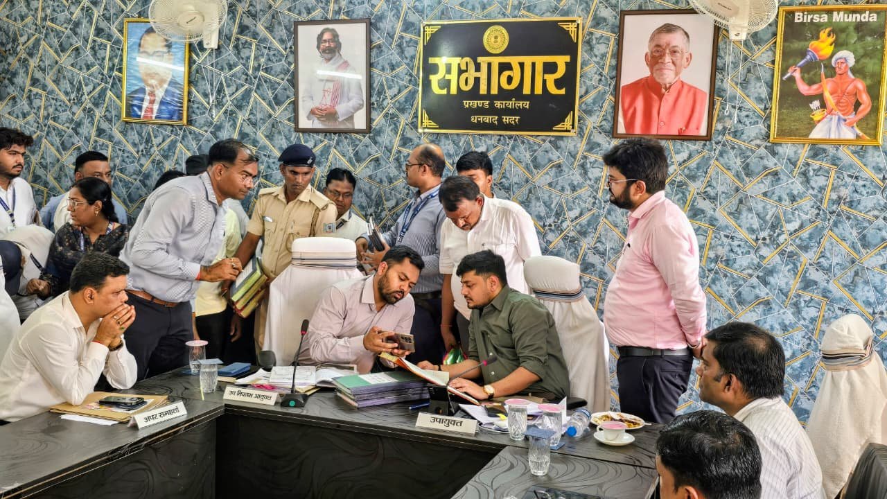 उपायुक्त ने की धनबाद सदर, पुटकी व धनबाद अंचल की योजनाओं की समीक्षा, धनबाद सीओ को शो-कॉज