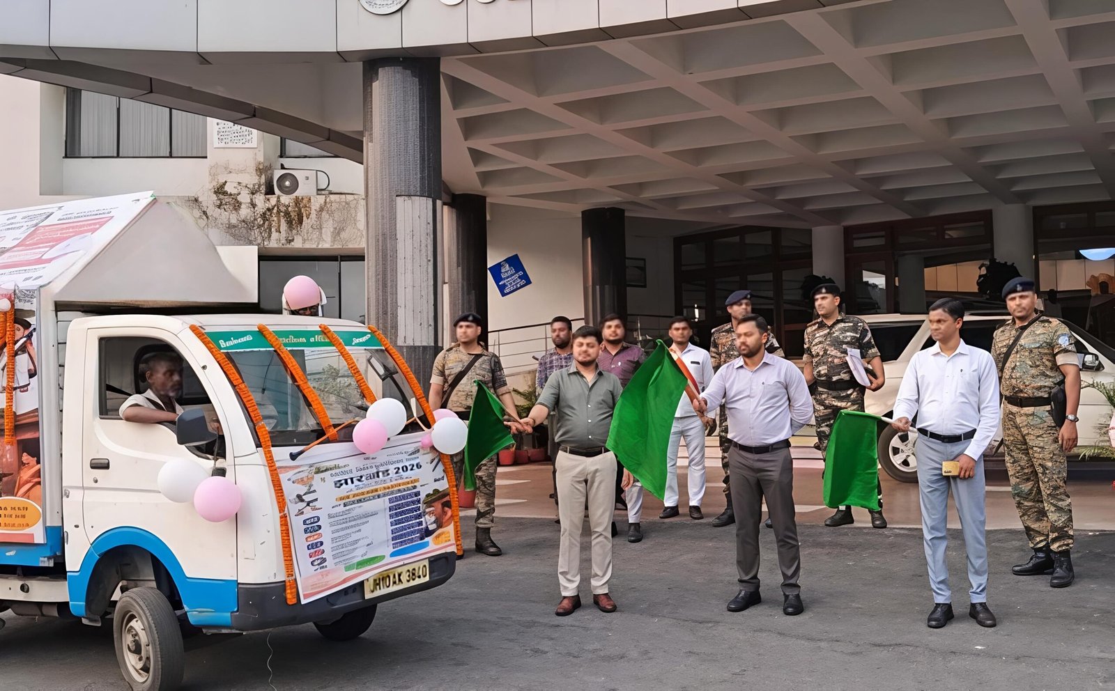 विशेष गहन पुनरीक्षण (SIR)-2026: उपायुक्त ने जागरूकता प्रचार वाहनों को हरी झंडी दिखाकर किया रवाना