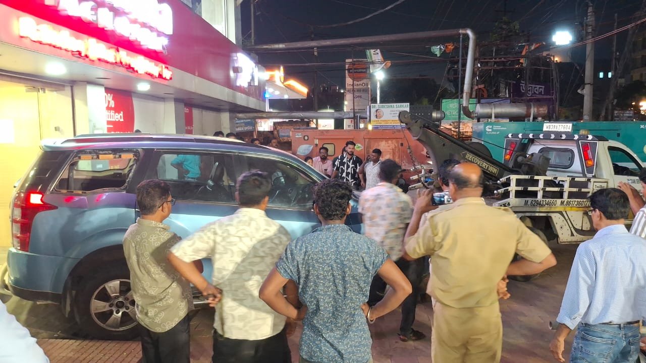 एलआईसी मोड़ पर 6 दिनों से खड़ी लावारिस XUV500 जब्त, वाहन मालिक की तलाश में जुटी पुलिस