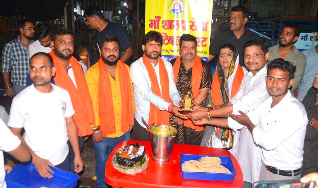 मां शारदा सेवा चैरिटेबल ट्रस्ट ने सेवा के 4 वर्ष पूरे होने पर जरूरतमंदों को कराया भोजन
