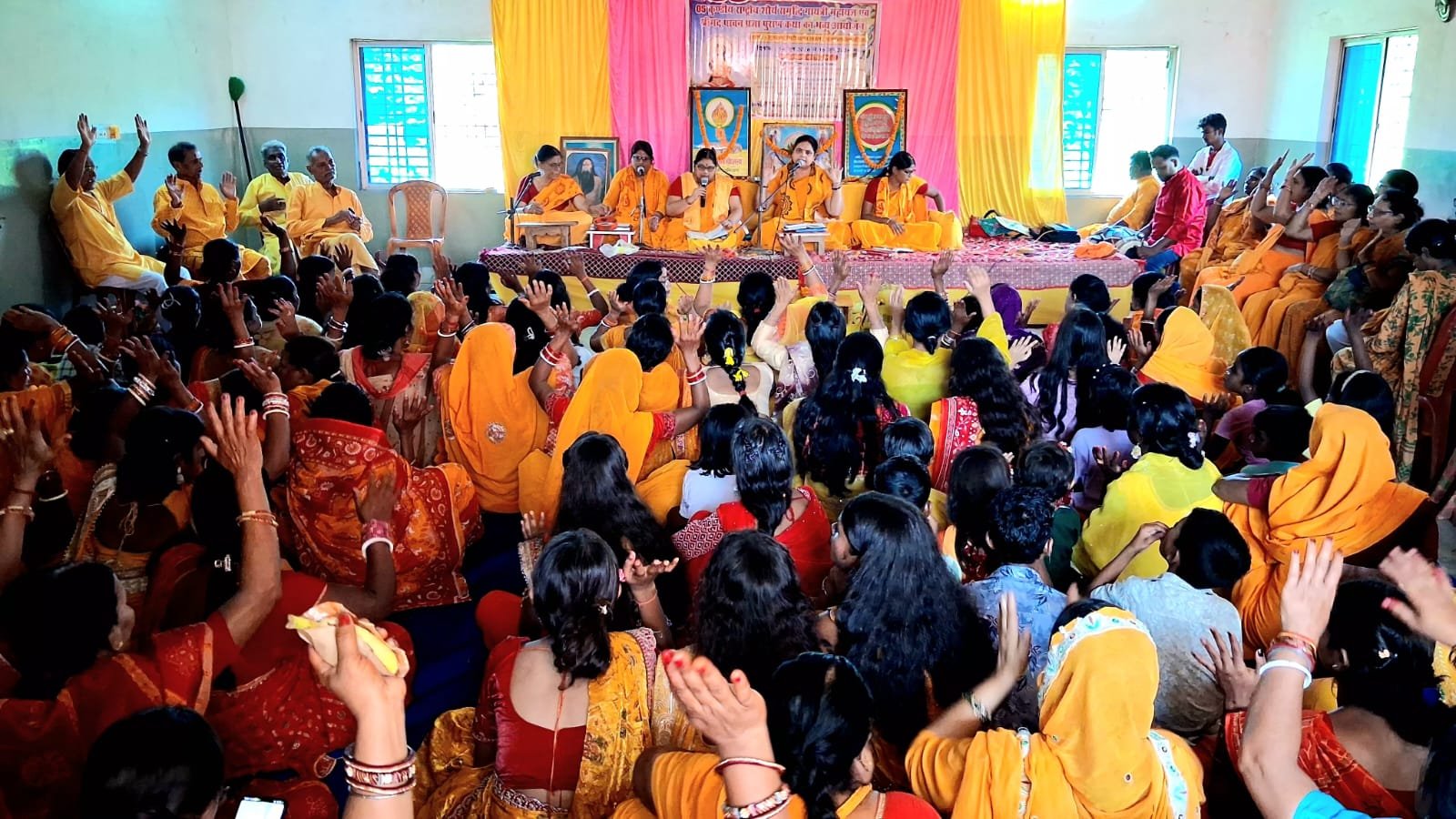 भव्य कलश यात्रा के साथ बेलगढ़िया में शुरू हुआ 5 कुण्डीय गायत्री महायज्ञ, उमड़ी श्रद्धालुओं की भीड़