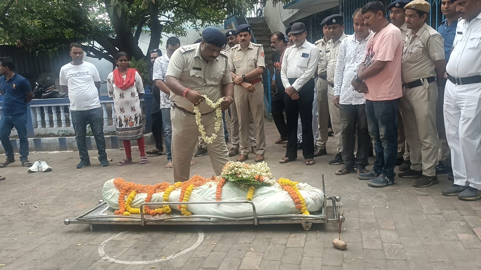 कुल्टी के होमगार्ड रवि साव को नम आंखों से अंतिम विदाई, पुलिसकर्मियों ने दी श्रद्धांजलि
