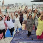 विश्व योग दिवस पर धनबाद के सूर्या हाइलैंड सिटी में महिलाओं ने किया योग, स्वस्थ जीवन का लिया संकल्प