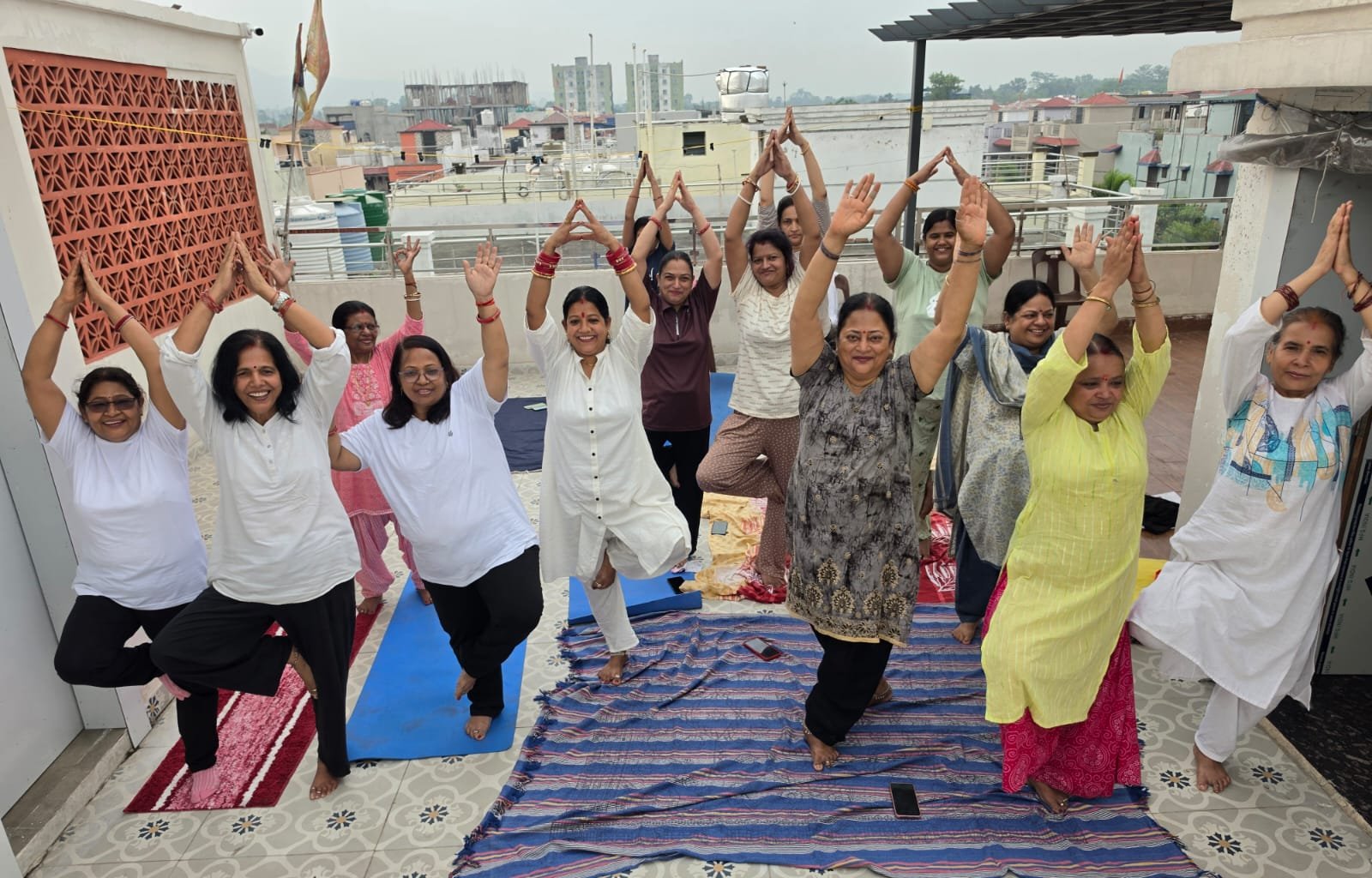 विश्व योग दिवस पर धनबाद के सूर्या हाइलैंड सिटी में महिलाओं ने किया योग, स्वस्थ जीवन का लिया संकल्प