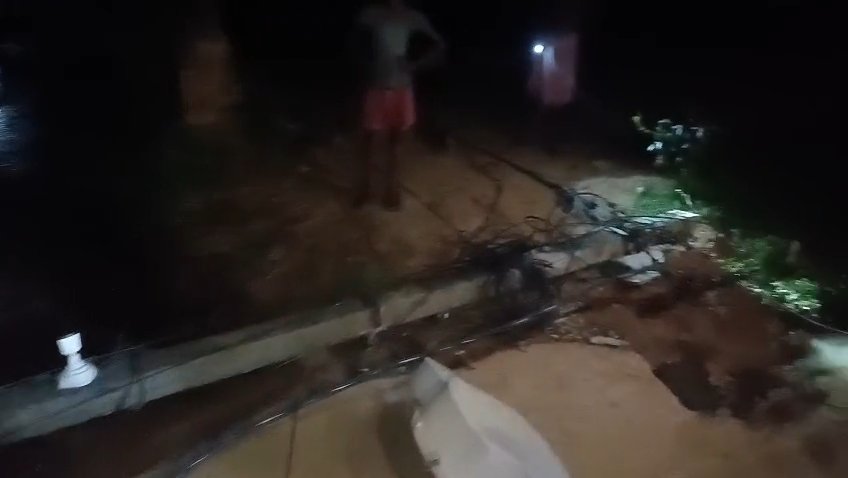 गौरबाजार में डंपर की टक्कर से टूटे बिजली के तार, कई खंभे गिरे, बिजली आपूर्ति बाधित