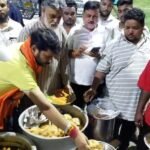 धनबाद के SNMMCH में झारखंड यूथ क्रेज ने गरीब मरीजों के बीच किया भोजन वितरण