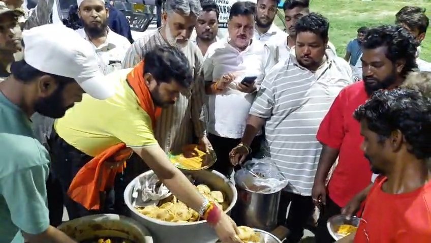 धनबाद के SNMMCH में झारखंड यूथ क्रेज ने गरीब मरीजों के बीच किया भोजन वितरण